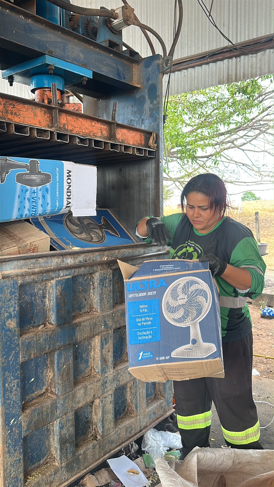 Colaboradora avaliando um eletrodoméstico recebido na triagem