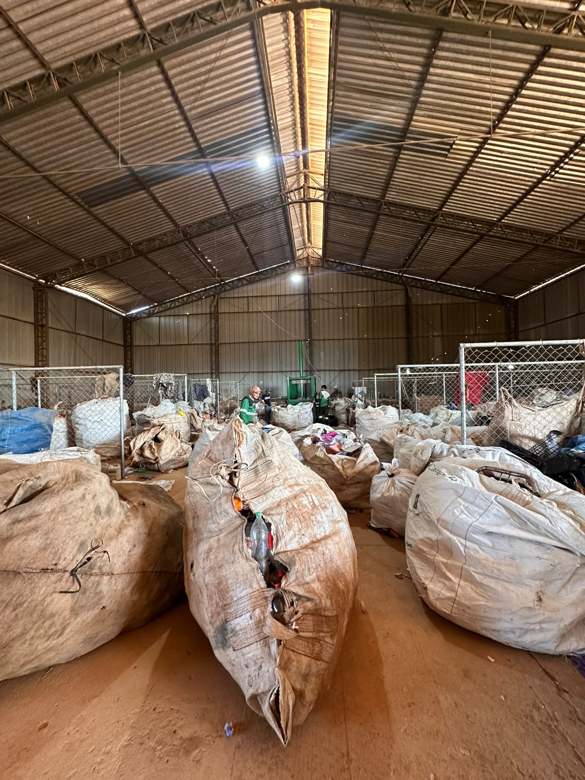 Vista interna da central com bags de materiais separados para reciclagem