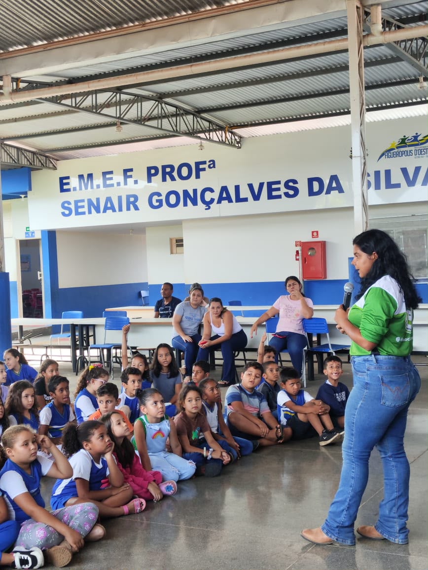 Educadora ambiental da Vanzzella conduzindo palestra para estudantes em escola municipal