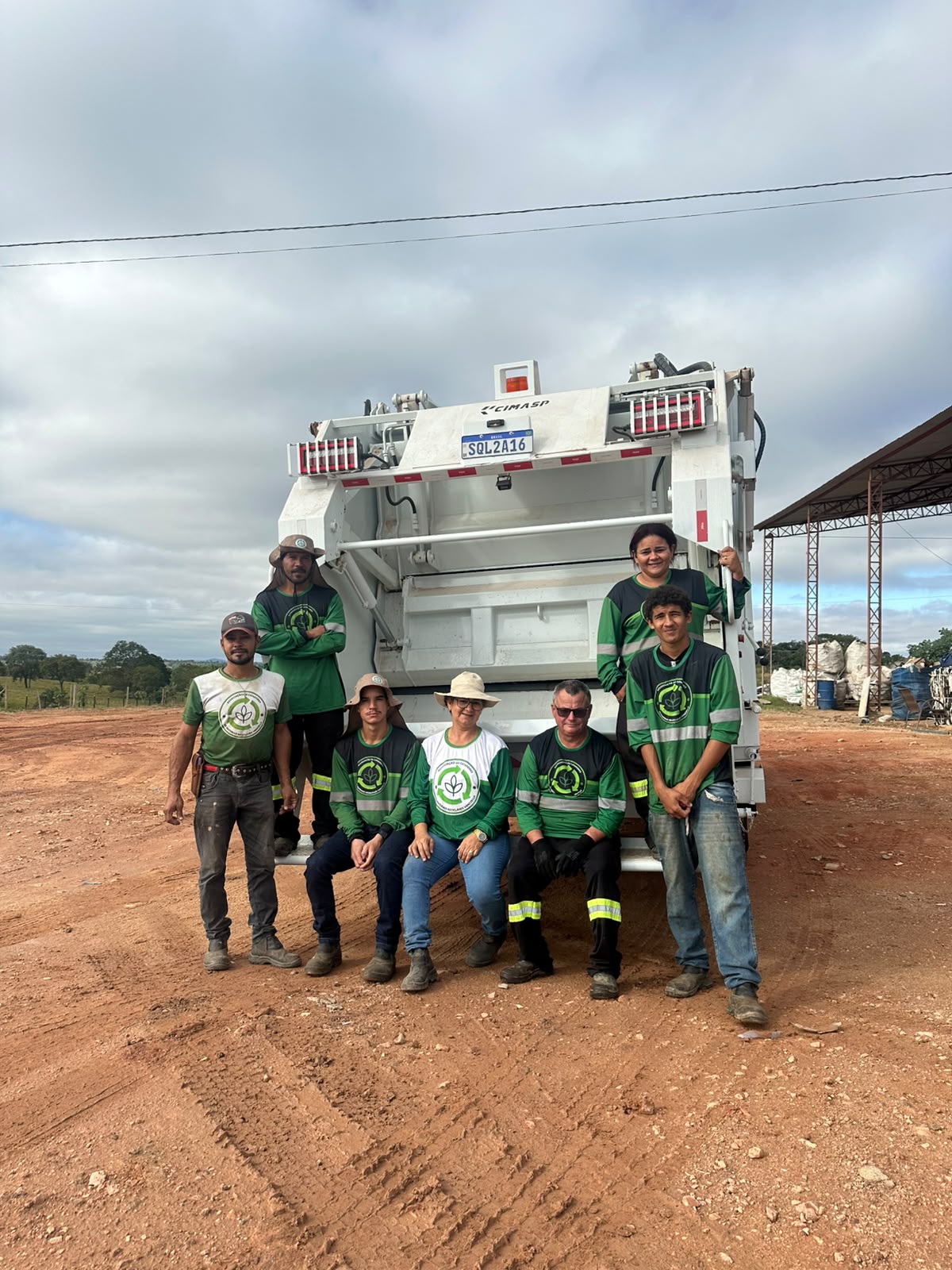 Equipe Vanzzella em frente ao caminhão de coleta seletiva