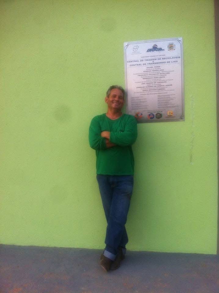 Claudemir Vanzzella ao lado da placa da Central de Triagem de Recicláveis