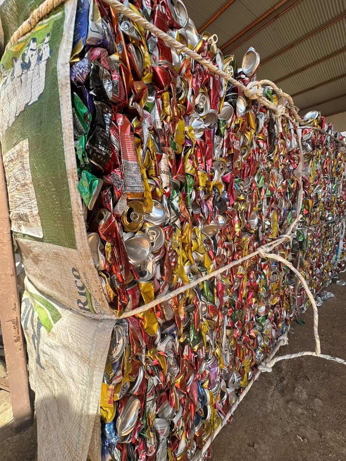 Fardo de latas de alumínio prensadas prontas para reciclagem