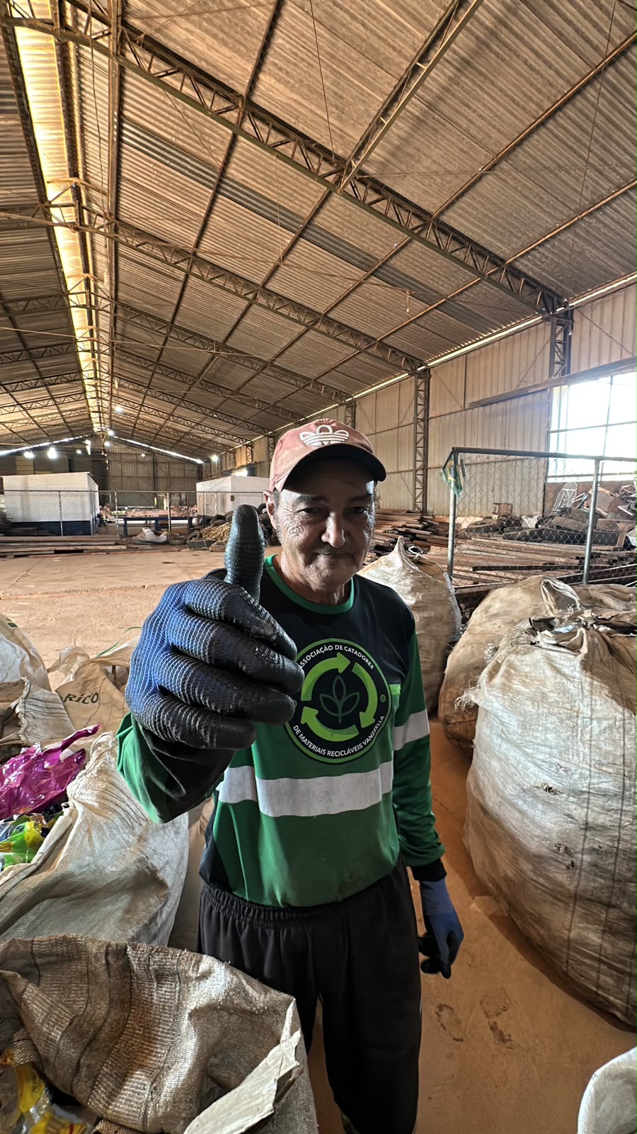 Trabalhador da Vanzzella durante a triagem de materiais no galpão